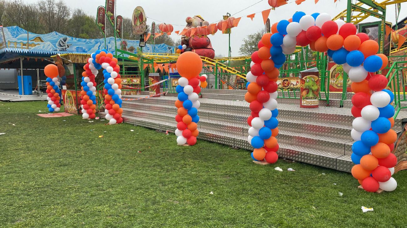 Ballonboog en pilaren Koningsdag Veldpark Zaandam