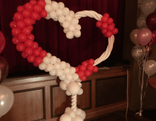 Ballonnenhart rood en wit voor een bruiloft