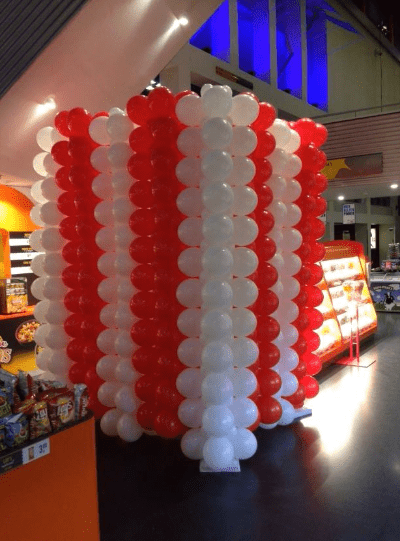 Ballonnenmuur rood en wit voor een onthulling amsterdam