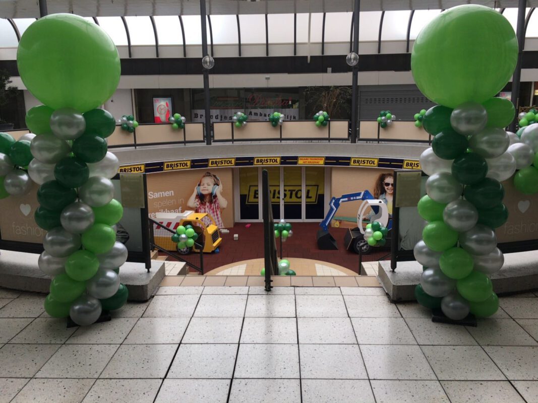 Ballonnenpilaren en ballonbollen promotie winkelcentrum