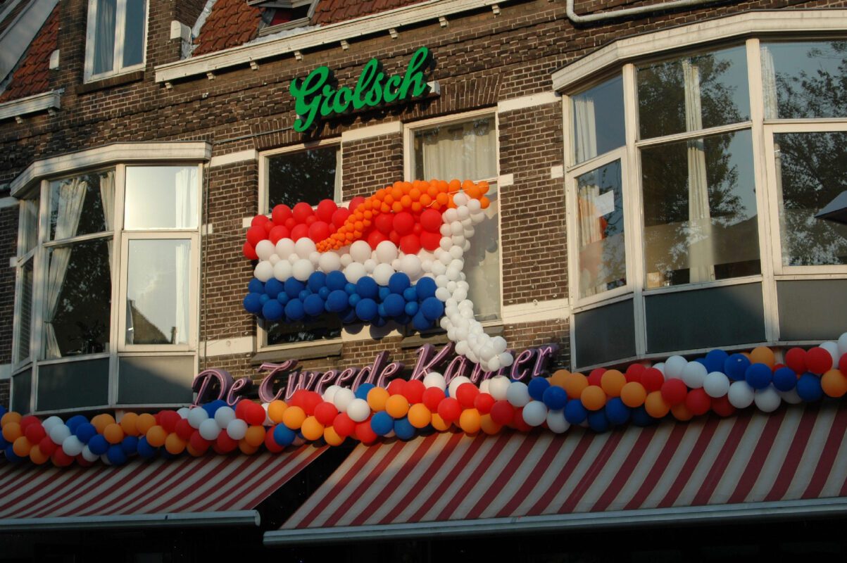 Nederlandsevlag en ballonslinger Koningsdag Zaandam