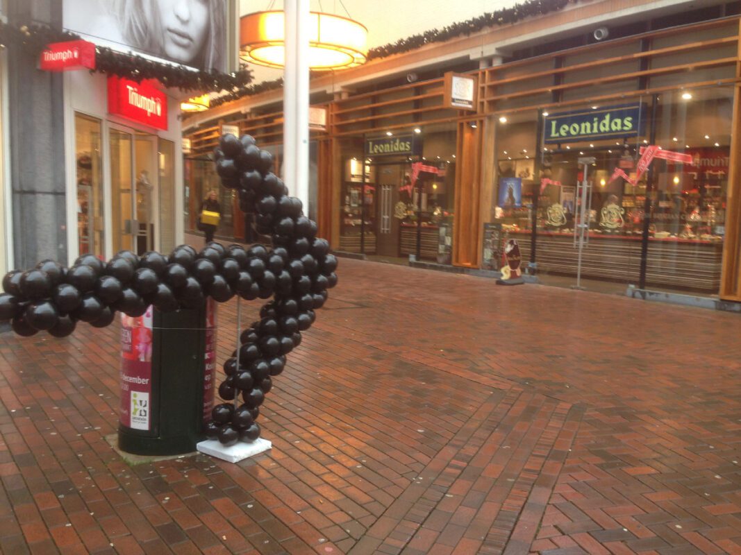 Ballonnenpijl als bewegwijzering Winkelcentrum Hilversum