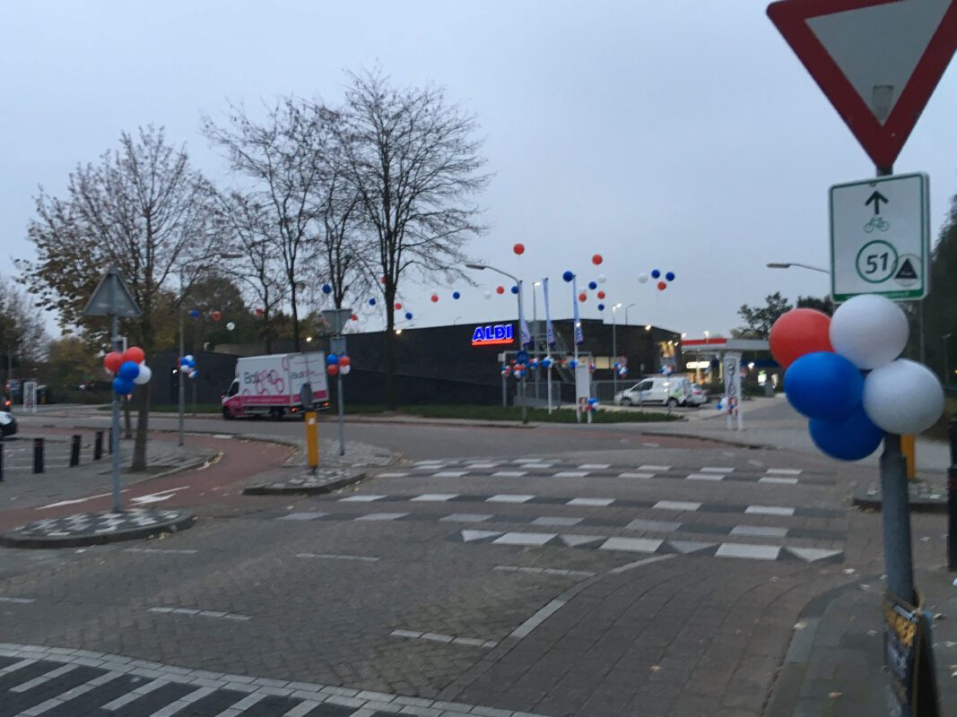 Ballonnentoefjes als bewegwijzering Aldi