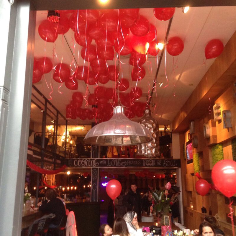 Rode heliumballonnen Valentijnsdag