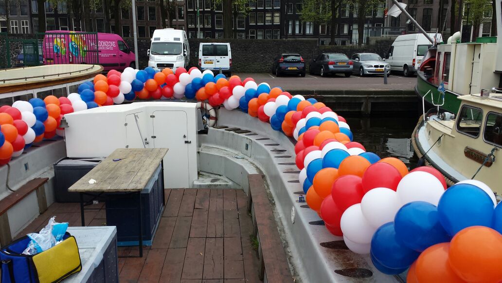 Ballonslinger Koningsdag boot Amsterdam