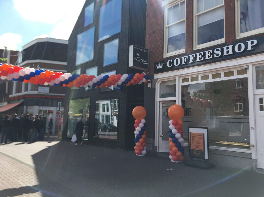 Ballonpilaren en slinger koningsdag Haarlem