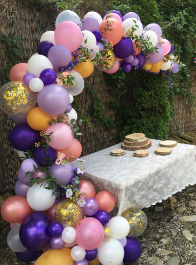 Organische ballonboog bruiloft paars tinten