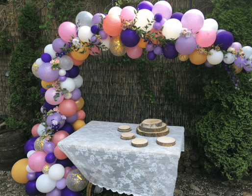 Organische ballonboog bruiloft taarttafel