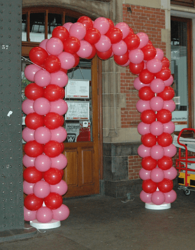 ballonboog rood en wit station centraal Amsterdam