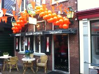 Ballonnenslingers oranje Koningsdag Herberg Zaandam