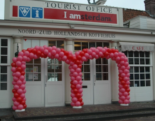 Ballonboog dubbel roze en rood centraal station Amsterdam