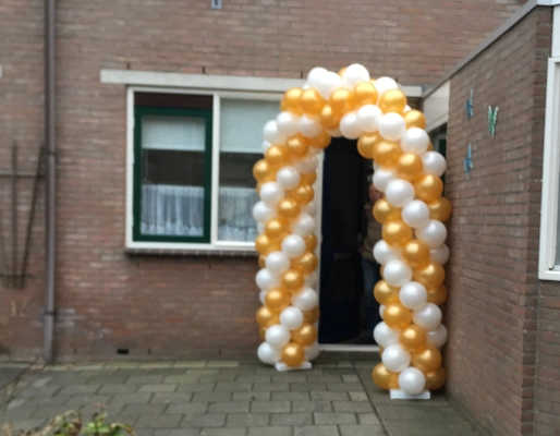 Ballonboog goud en wit bruiloft in Zaandam