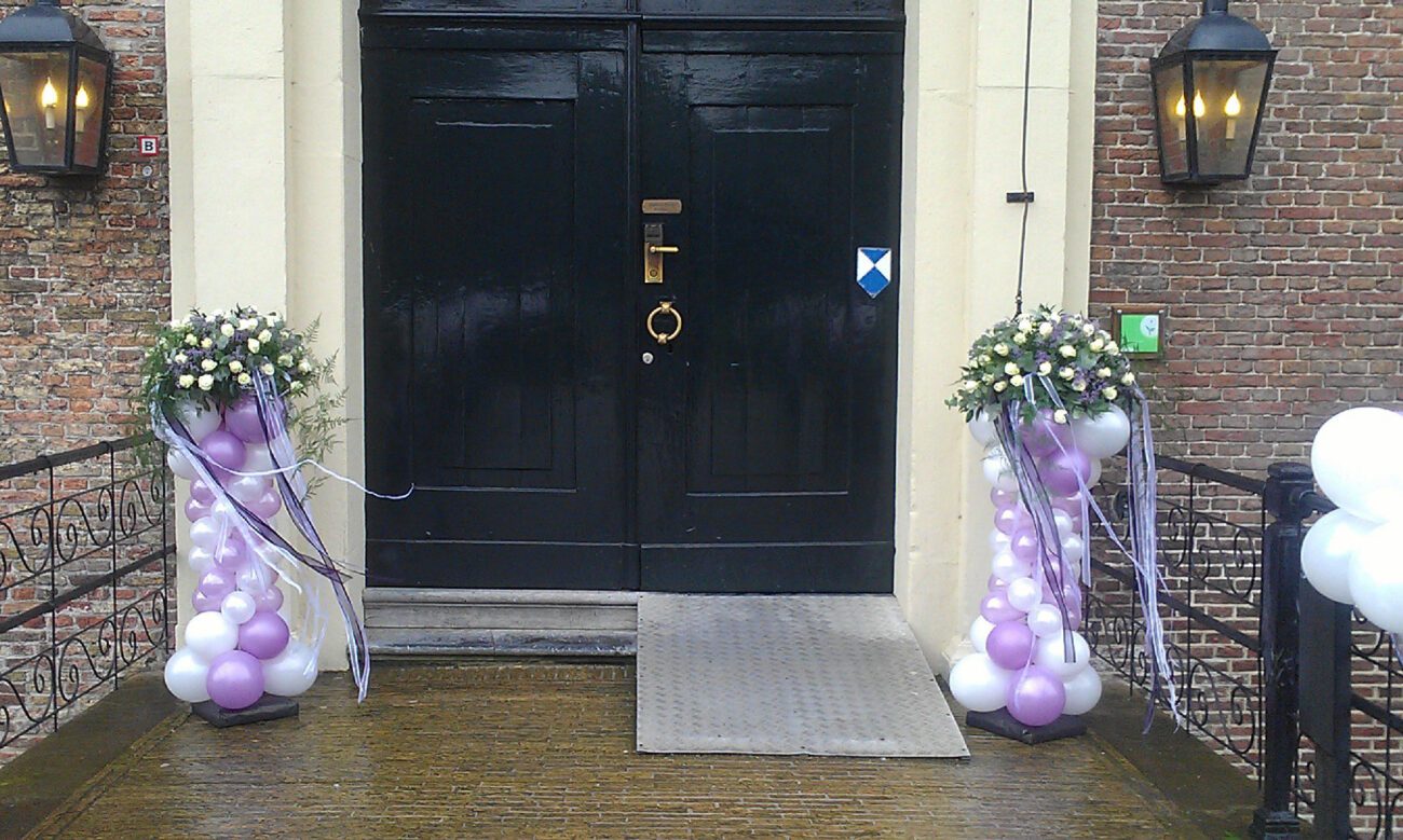 Ballonnen-en-bloemen-op-pilaren-bij-Slot-Assumburg-in-Heemskerk-1