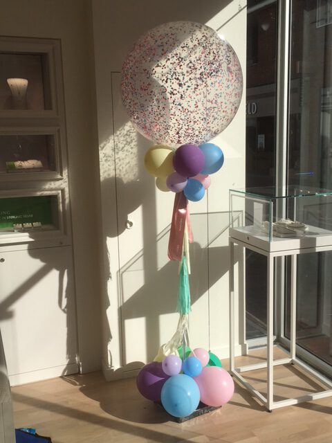 Ballonpilaren met confetti voor Pandora Hilversum