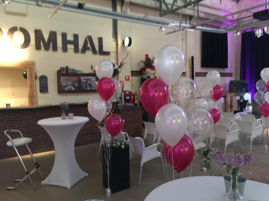 Ballonnen trosjes fuchsia wit bruiloft Stoomhal