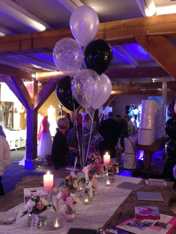 Tafeldecoratie met ballonnen bruiloft beurs Ruiterhuys Castricum